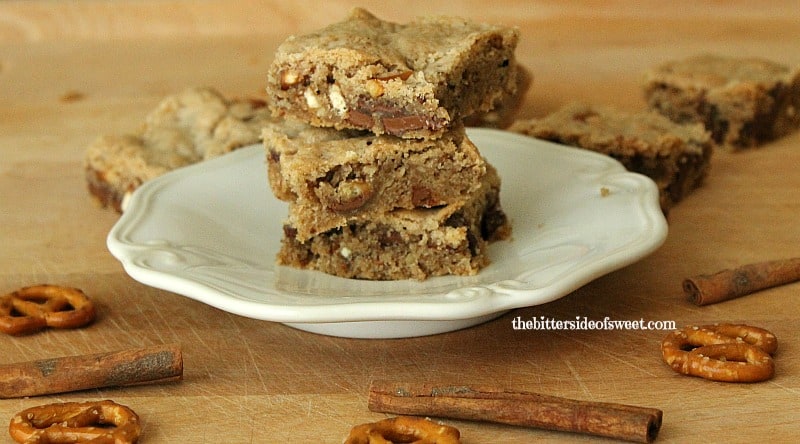 Cinnamon Chocolate Pretzel Blondies loaded with sweet and salty flavors! | thebittersideofsweet Cinnamon Chocolate Pretzel Blondies loaded with sweet and salty flavors! | thebittersideofsweet