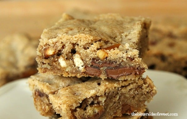 Cinnamon Chocolate Pretzel Blondies loaded with sweet and salty flavors! | thebittersideofsweet Cinnamon Chocolate Pretzel Blondies loaded with sweet and salty flavors! | thebittersideofsweet
