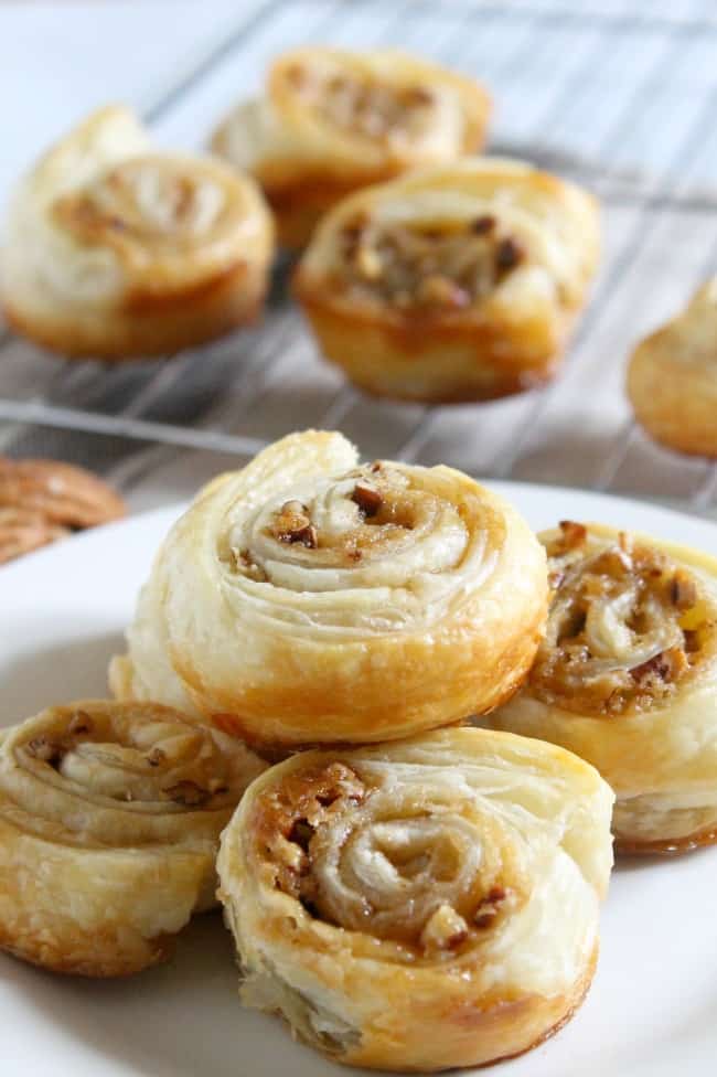 Pecan Pie Cinnamon Rolls | The Bitter Side of Sweet #pecan #pecanpie #breakfast #cinnamonrolls