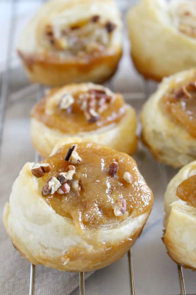 Pecan Pie Cinnamon Rolls | The Bitter Side of Sweet #pecan #pecanpie #breakfast #cinnamonrolls