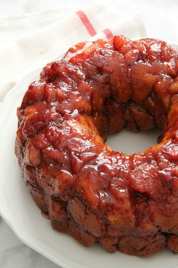 Soft, sticky Strawberry Monkey Bread is deliciously flavored with freshly cooked strawberries! Perfect for breakfast or a special treat! | The Bitter Side of Sweet