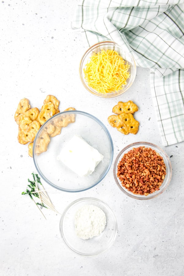 These Mini Bacon Ranch Cheeseballs are perfect for snacking! Made with cream cheese, ranch dressing and bacon bits!