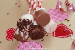 Raspberry HUGS white chocolate marshmallow pops |thebittersideofsweet.com