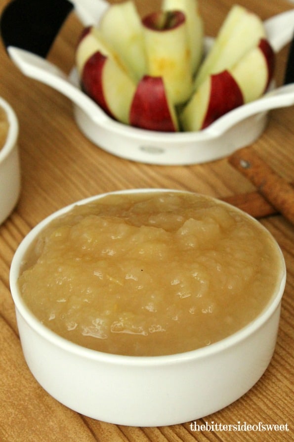 Easy Homemade Applesauce perfect for afternoon snack or lunch box treats! | thebittersideofsweet.com