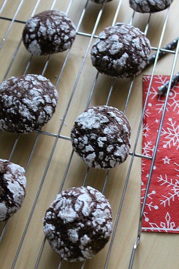 Chocolate Crinkle Cookies - The Bitter Side of Sweet #Cookielicious