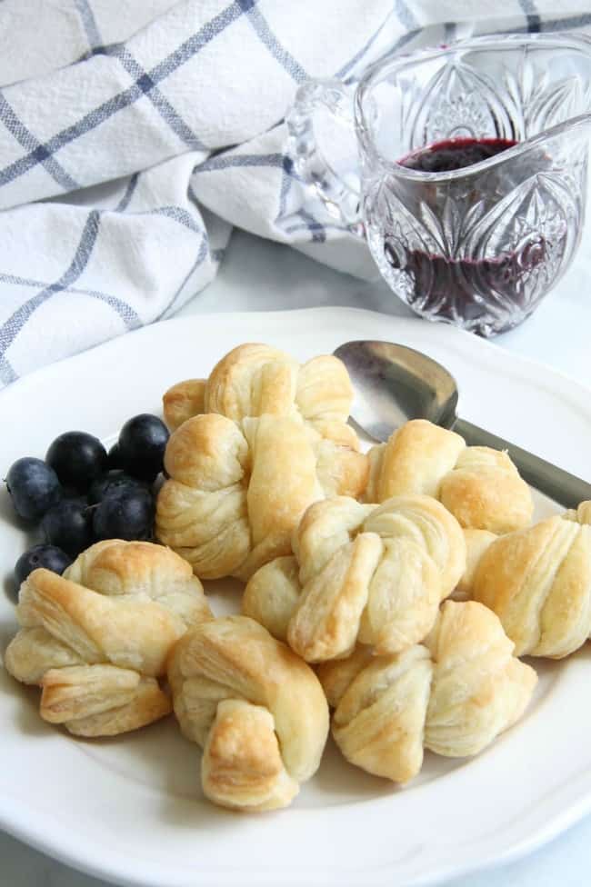 Easy Puff Pastry Blueberry Knots 