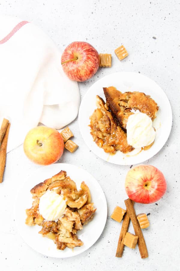 Pavé de pommes au caramel vue aérienne sur des assiettes avec de la crème glacée