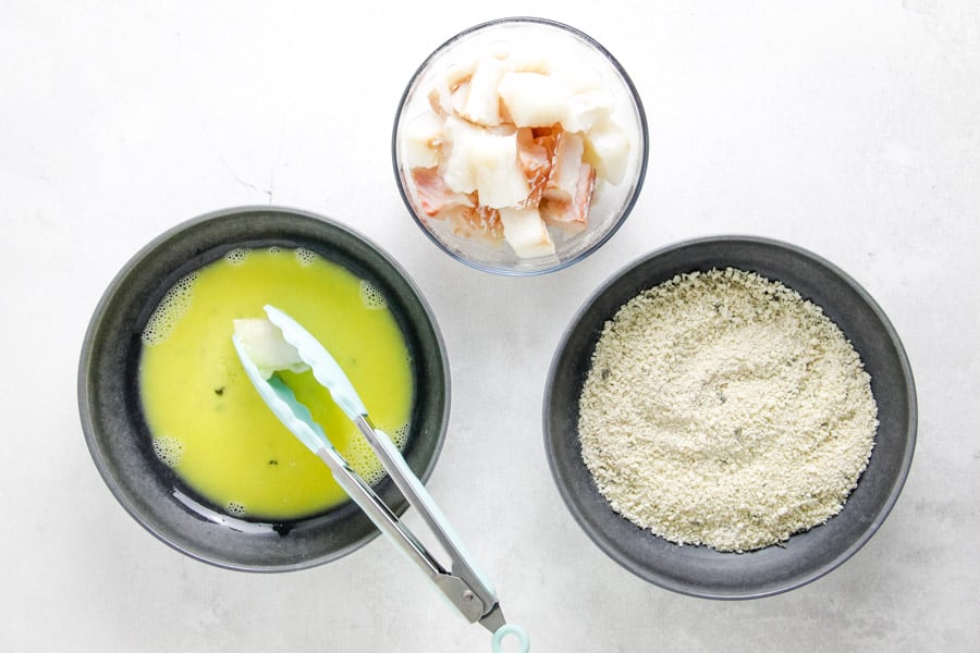 separate bowls with egg, bread crumbs and fish.