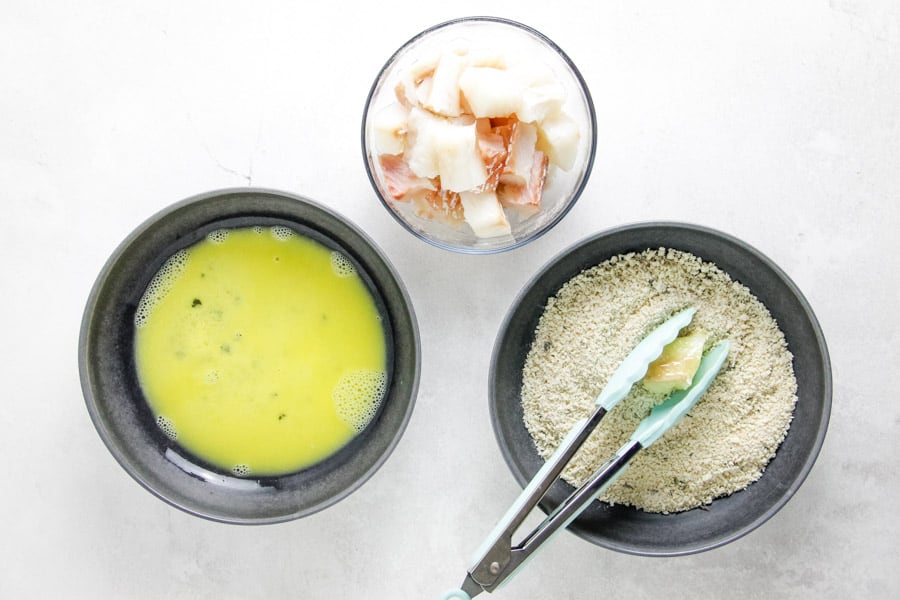 separate bowls with egg, bread crumbs and fish.