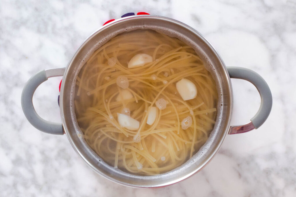 Pasta in water with garlic