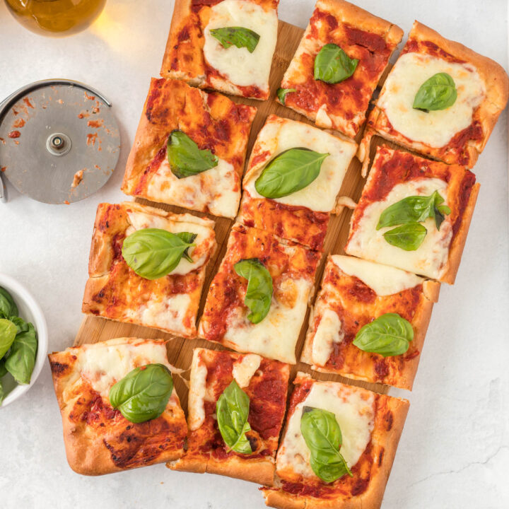 https://www.thebittersideofsweet.com/wp-content/uploads/2022/04/Sheet-Pan-Margherita-Pizza-SQ-720x720.jpg